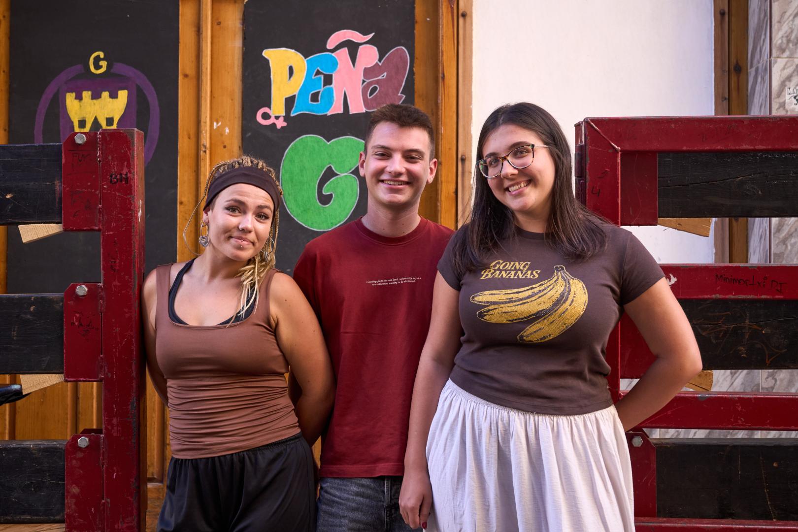 Itsaso Laban, Sergio Pina y Leyre Lang frente a su peña en Carcastillo