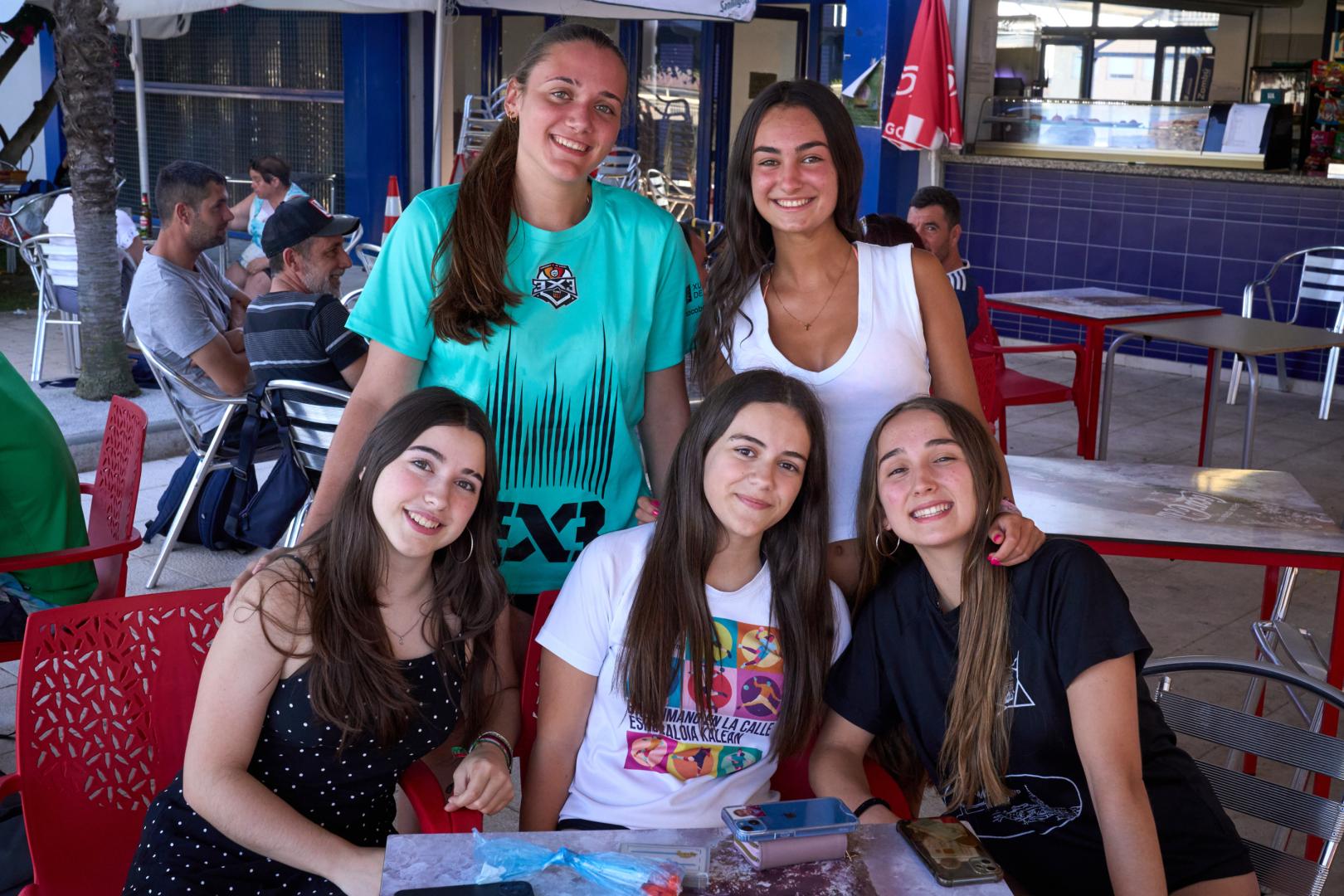 Un grupo de jóvenes en la terraza del bar de la piscina de Carcastillo