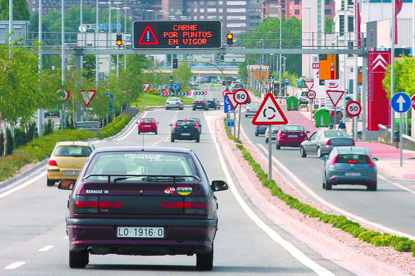 Coches circulando en sentido a Pamplona por la carretera a Zaragoza, en Cordovilla, el 1 de julio de 2006, día en el que entró en vigor el carné por puntos