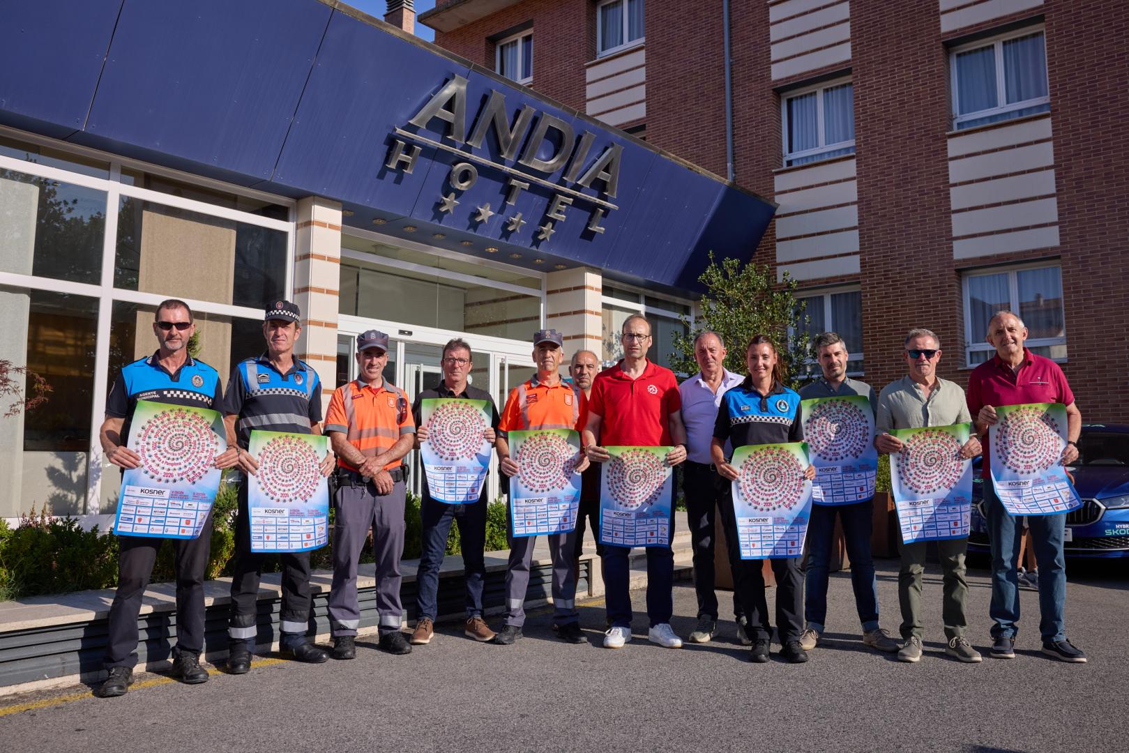 FOTO DE FAMILIA. Miembros de la organización, cuerpos de seguridad de Pamplona, Mutilva,Berrioplano, Policía Foral y patrocinadores en el Hotel Andía de Orkoien, lugar habitual de presentación de la Vuelta a Pamplona.