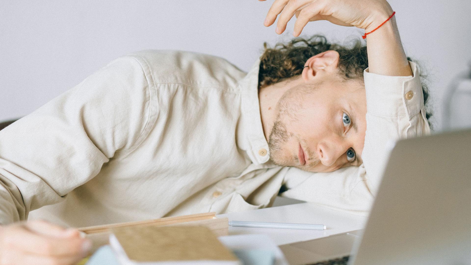 Una persona procrastinando