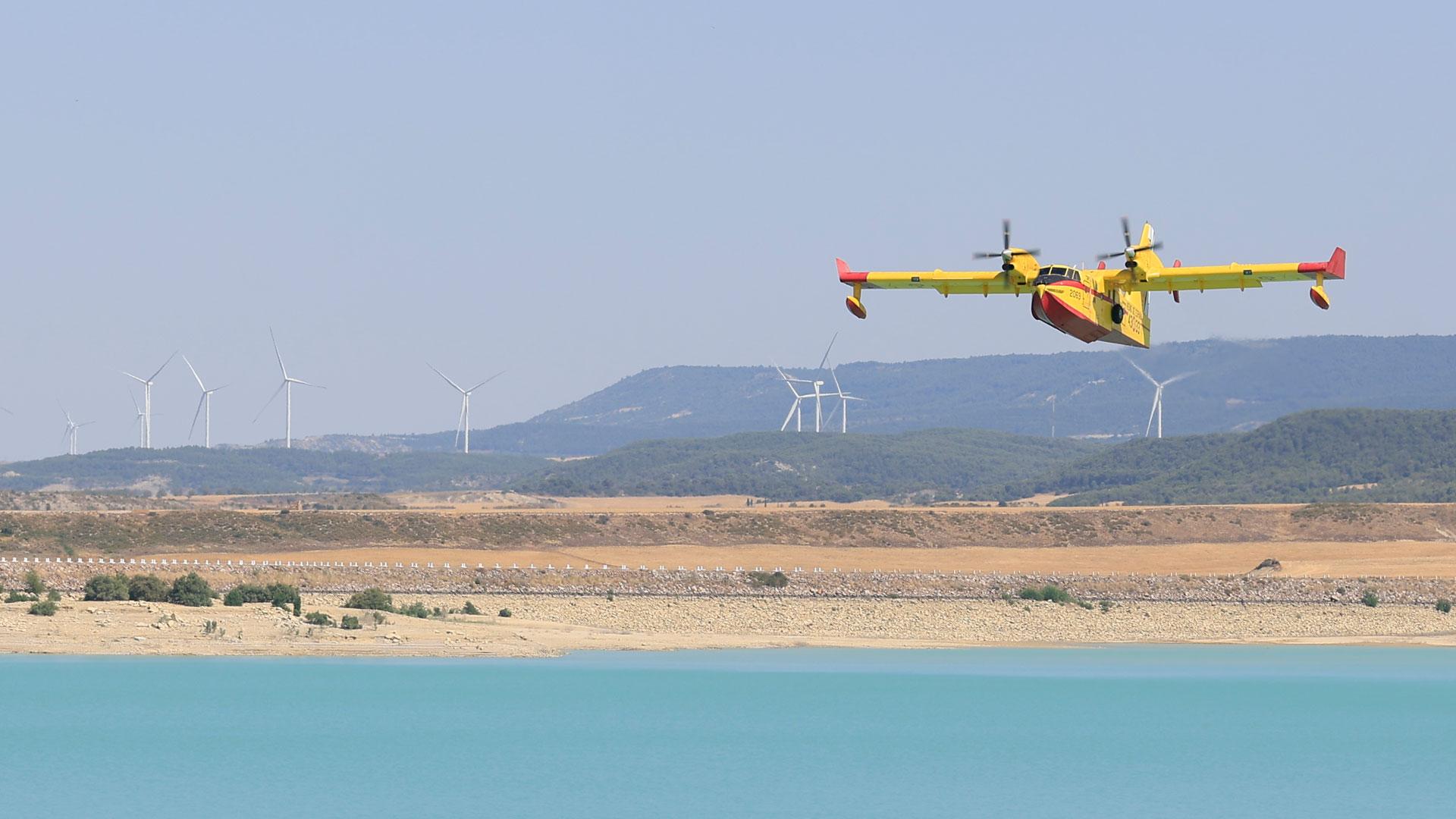Un hidroavión se aproxima a cargar agua durante las labores de extinción del incendio forestal de Orés, en la comarca de las Cinco Villas