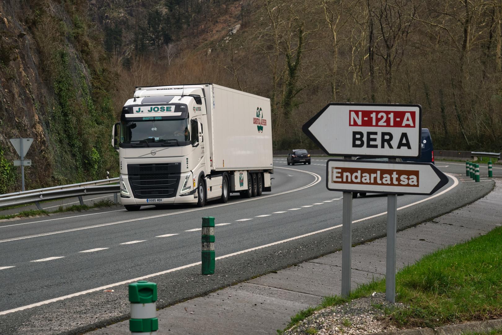 Un camión circula por la N-121-A, a la altura de Endarlatsa.