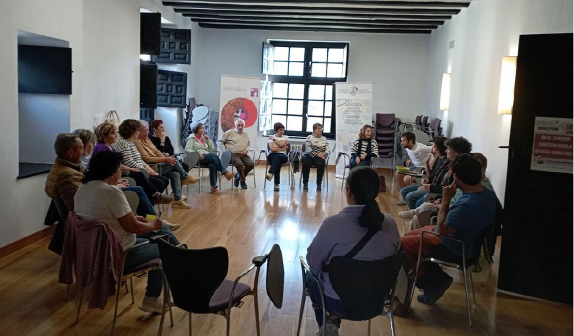 El Banco del Tiempo se plantea como una plataforma de ayuda y colaboración vecinal gratuita en que los vecinos y vecinas comparten sus talentos, habilidades y conocimientos