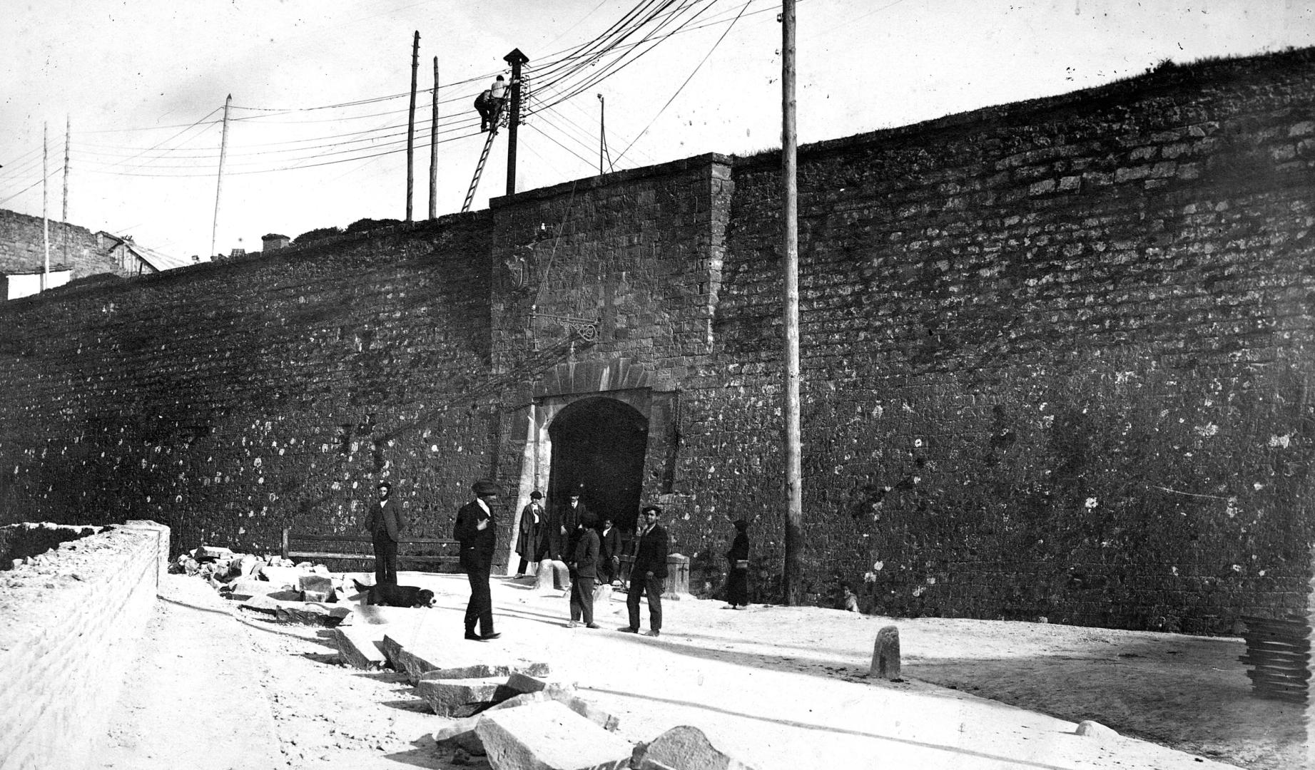 El portal en 1906, poco antes de su reforma