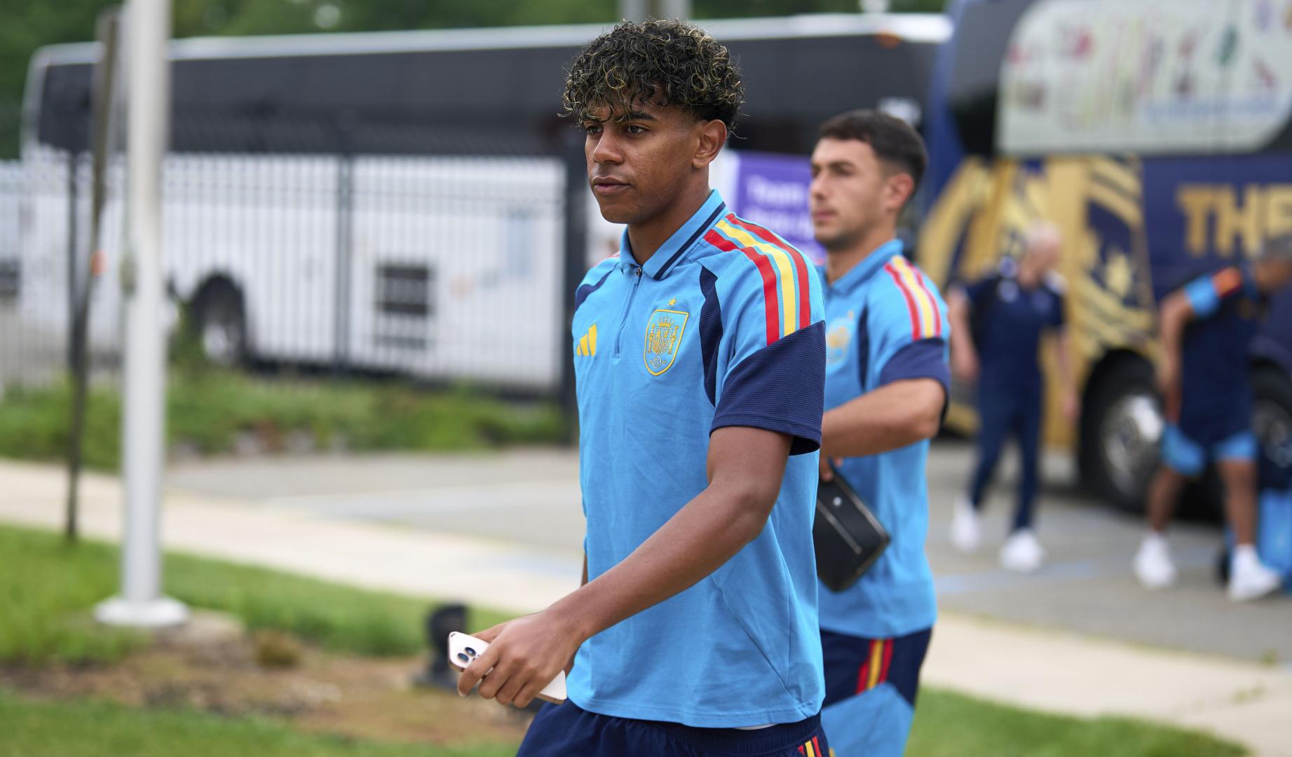 El jugador de la selección española, Lamine Yamal, a su llegada al entrenamiento que el combinado español ha realizado este sábado en New Jersey