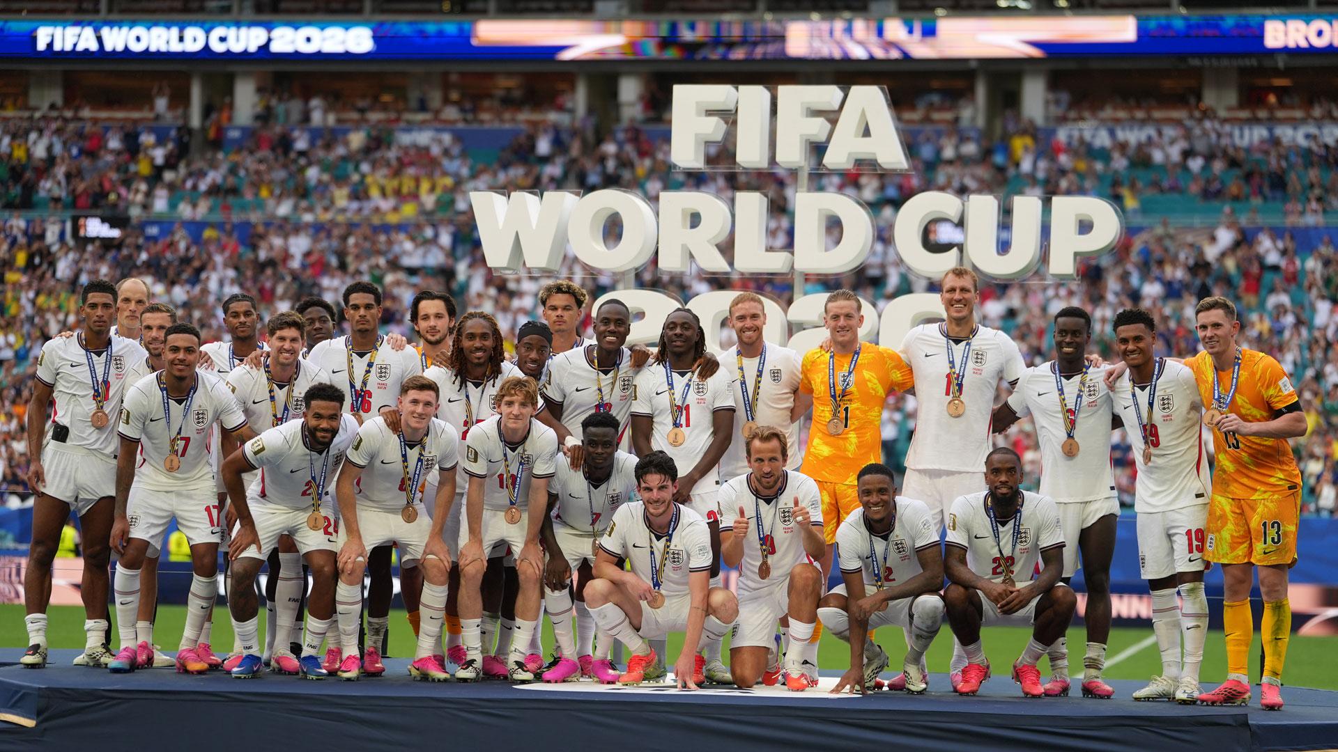 Los jugadores de Inglaterra posan con la medalla del tercer lugar este sábado, después de ganar a Francia el tercer puesto en el Mundial con un marcador de 4-6