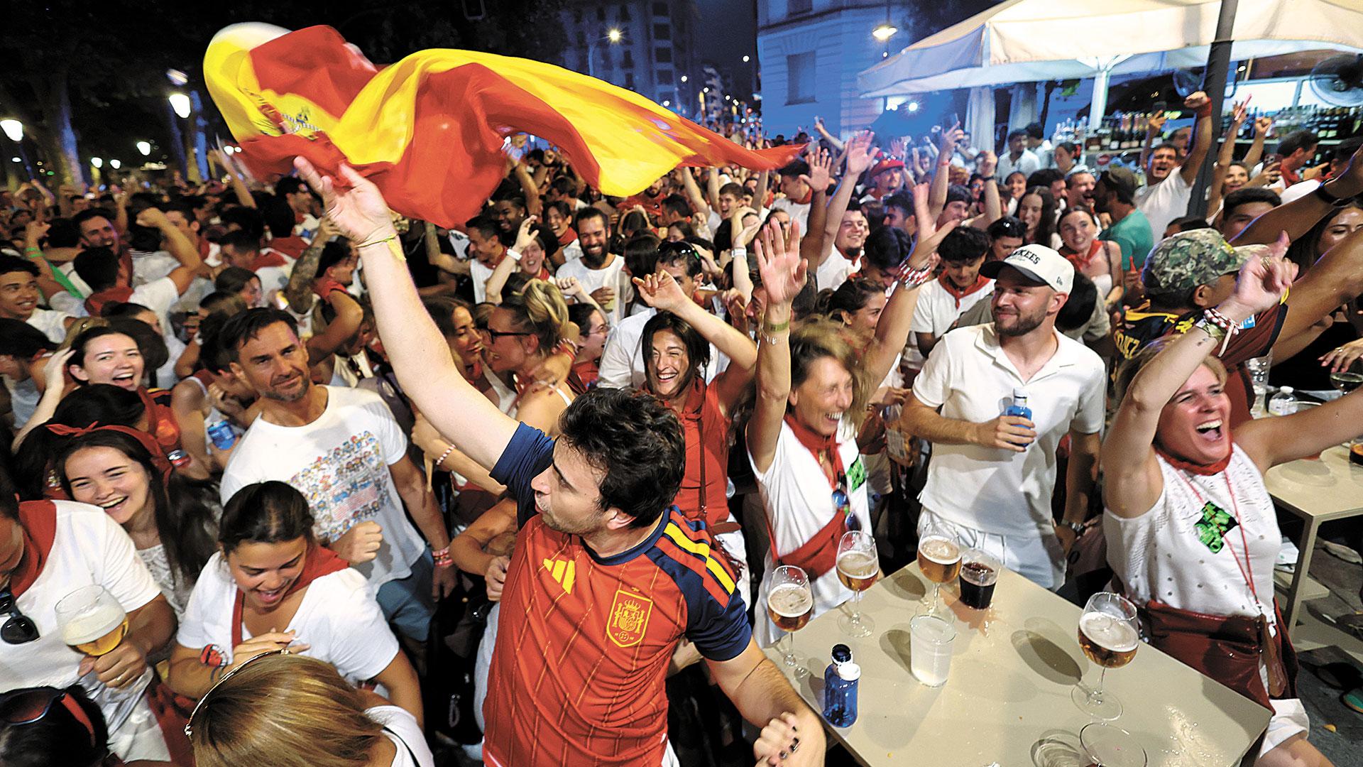 Aficionados viendo el partido de la selección española ante Francia en una terraza de Pamplona