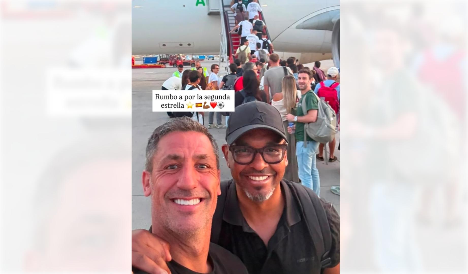 Joan Capdevila y Marcos Senna se han fotografiado y han compartido esta imagen en redes sociales antes de subir al avión rumbo a EE UU para ver la final del Mundial