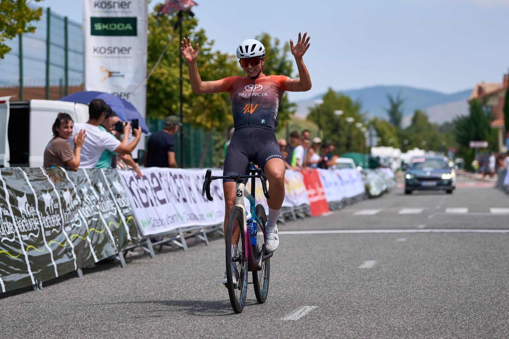 La ciclista argentina Julieta Benedetti (Toyota Valencia) se ha impuesto en la meta de Berrioplano, en la segunda etapa de la Vuelta a Pamplona