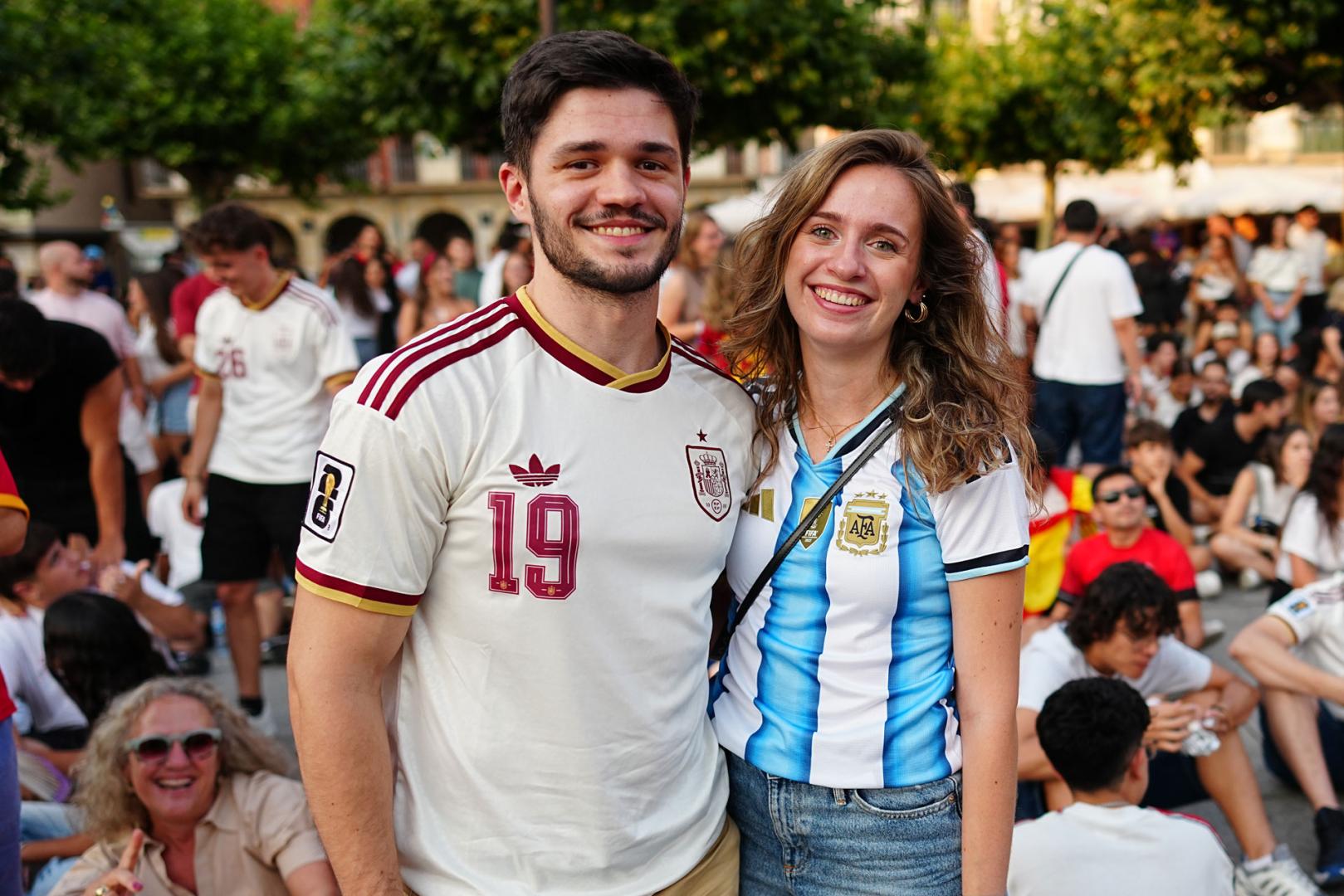 Los hermanos Salvador Sánchez, uno con la camiseta de España y otra con la de Argentina