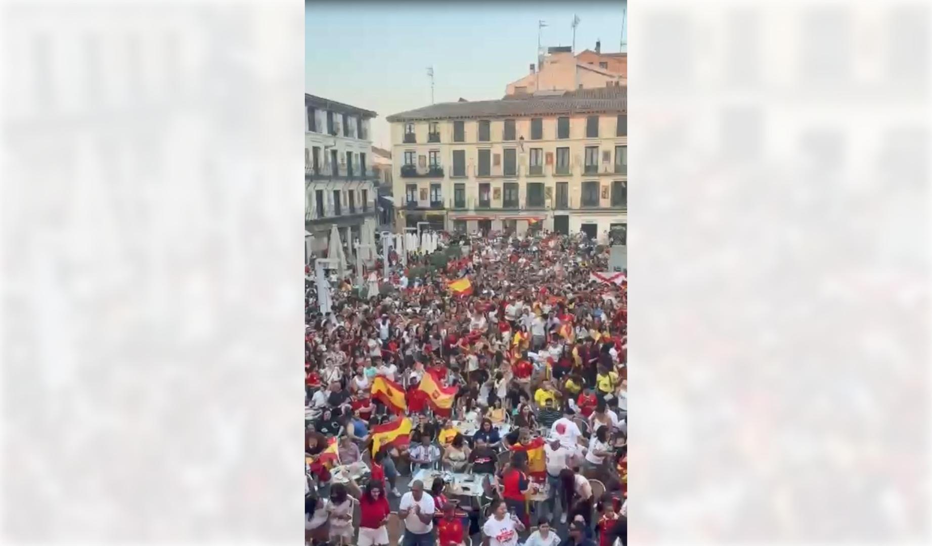 La plaza de los Fueros de Tudela se pone de pie para escuchar el himno nacional instantes antes del comienzo del partido.
