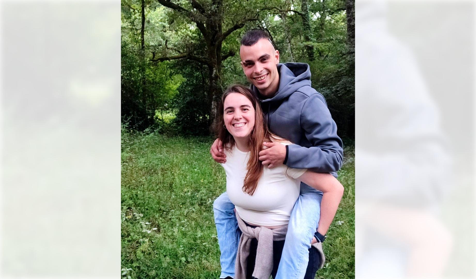 Eva e Iker, fotografiados en el bosque de Orgi por su madre, Susana Rodríguez Lezaun