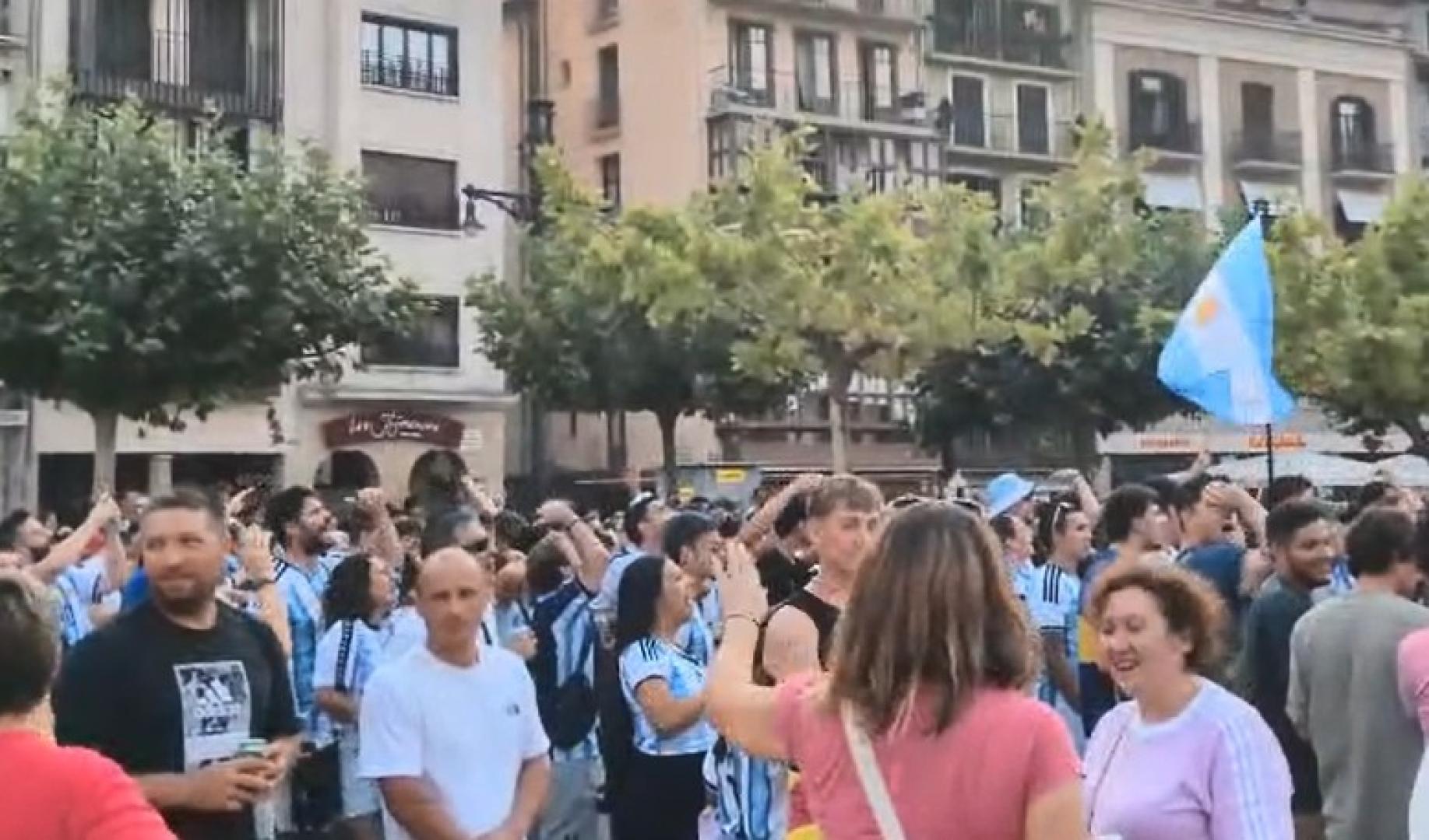 La afición de Argentina se reúne en uno de los laterales de la Plaza del Castillo y momentos previos al comienzo del partido anima a su selección.