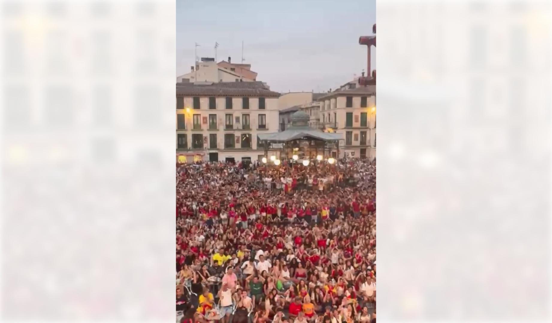 Los aficionados tudelanos lamentan una ocasión de gol perdida tras un disparo de Mikel Oyarzábal