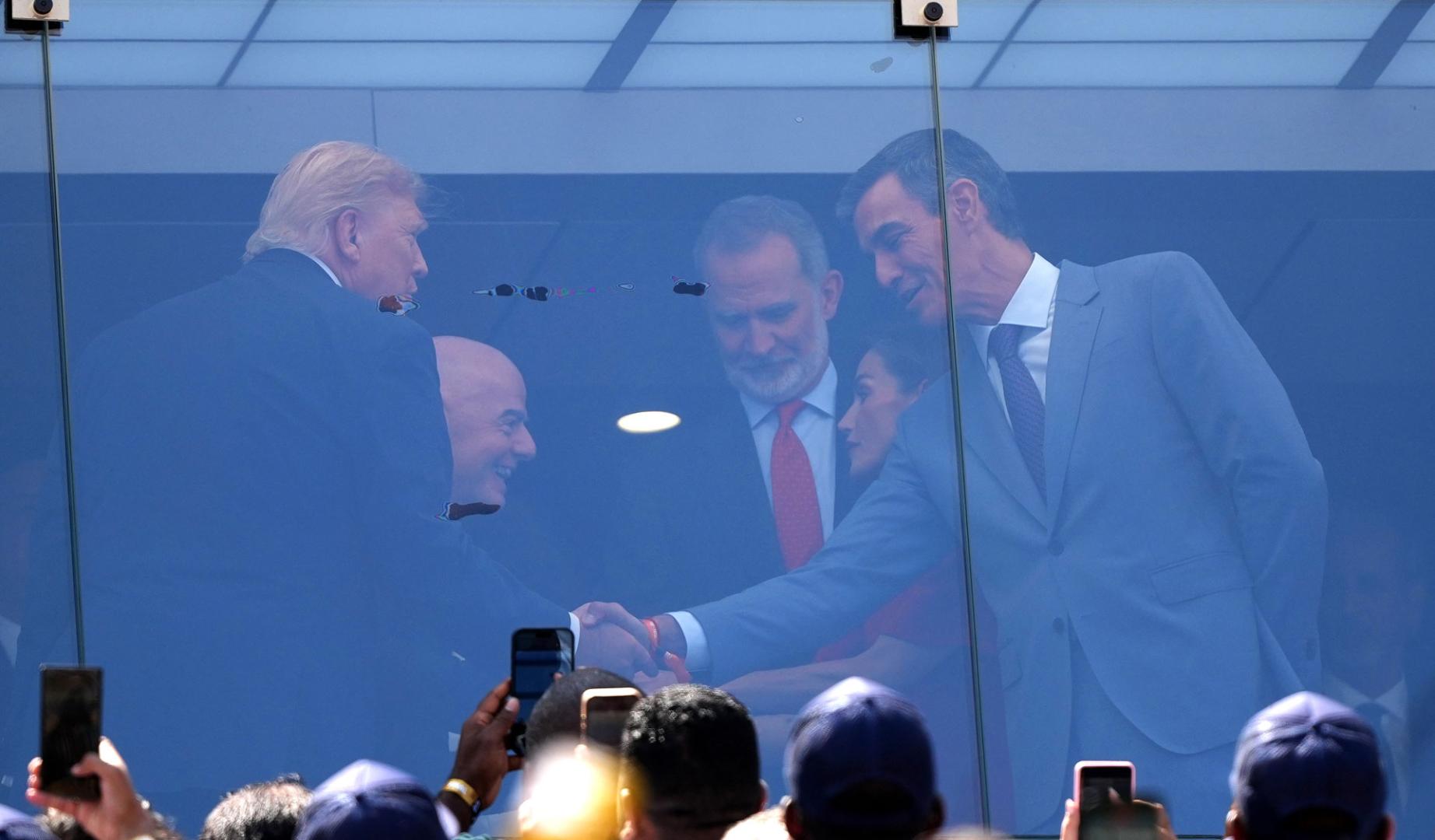 Trump saluda a Felipe VI y Pedro Sánchez en el palco de la final
