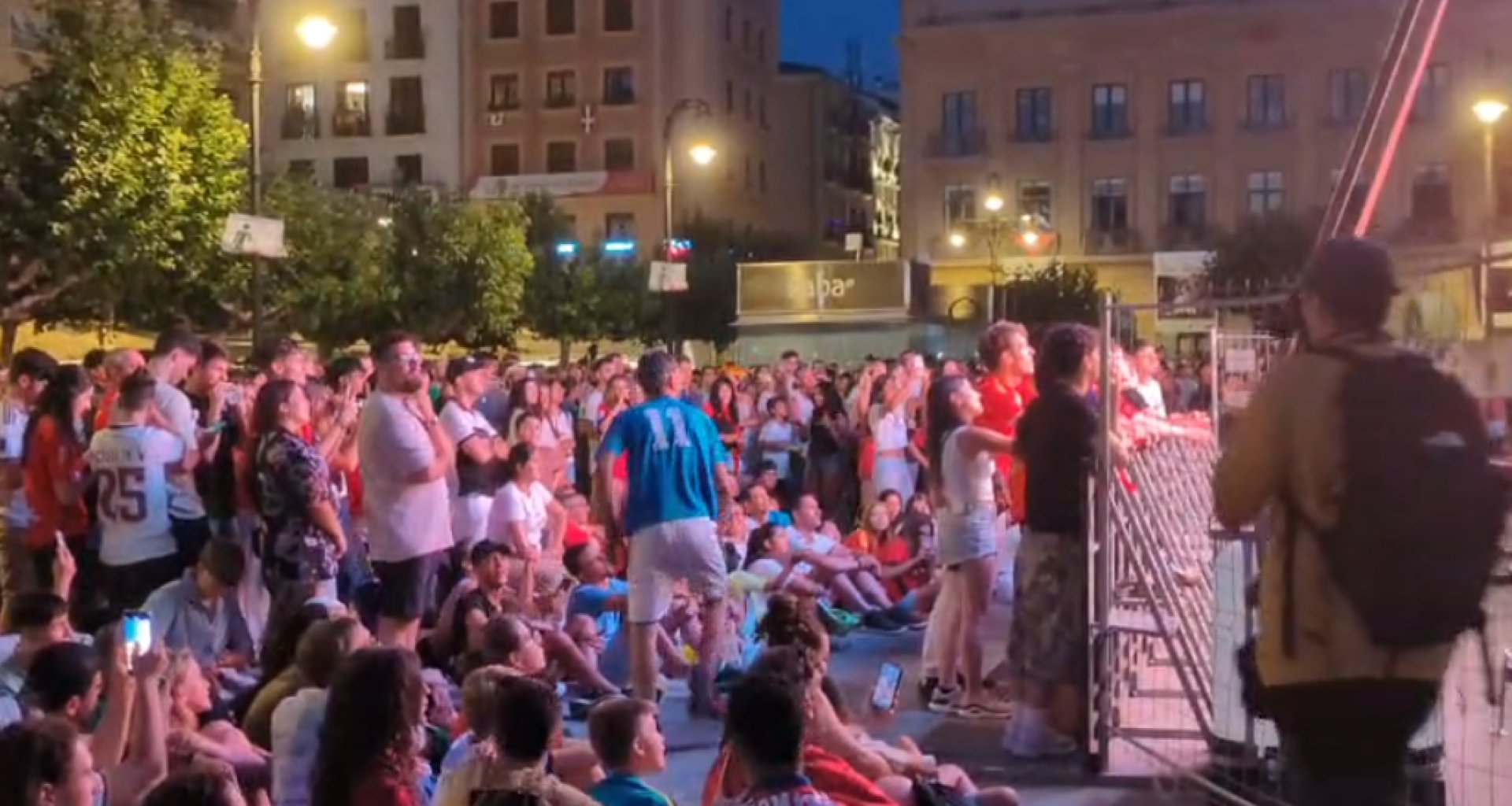 Un espectador baila al ritmo de Shakira en la plaza del Castillo