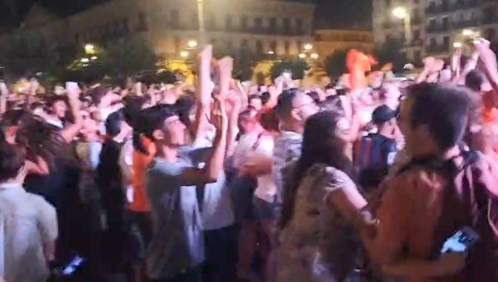Vídeo: La plaza del Castillo enloquece con el gol de Ferran