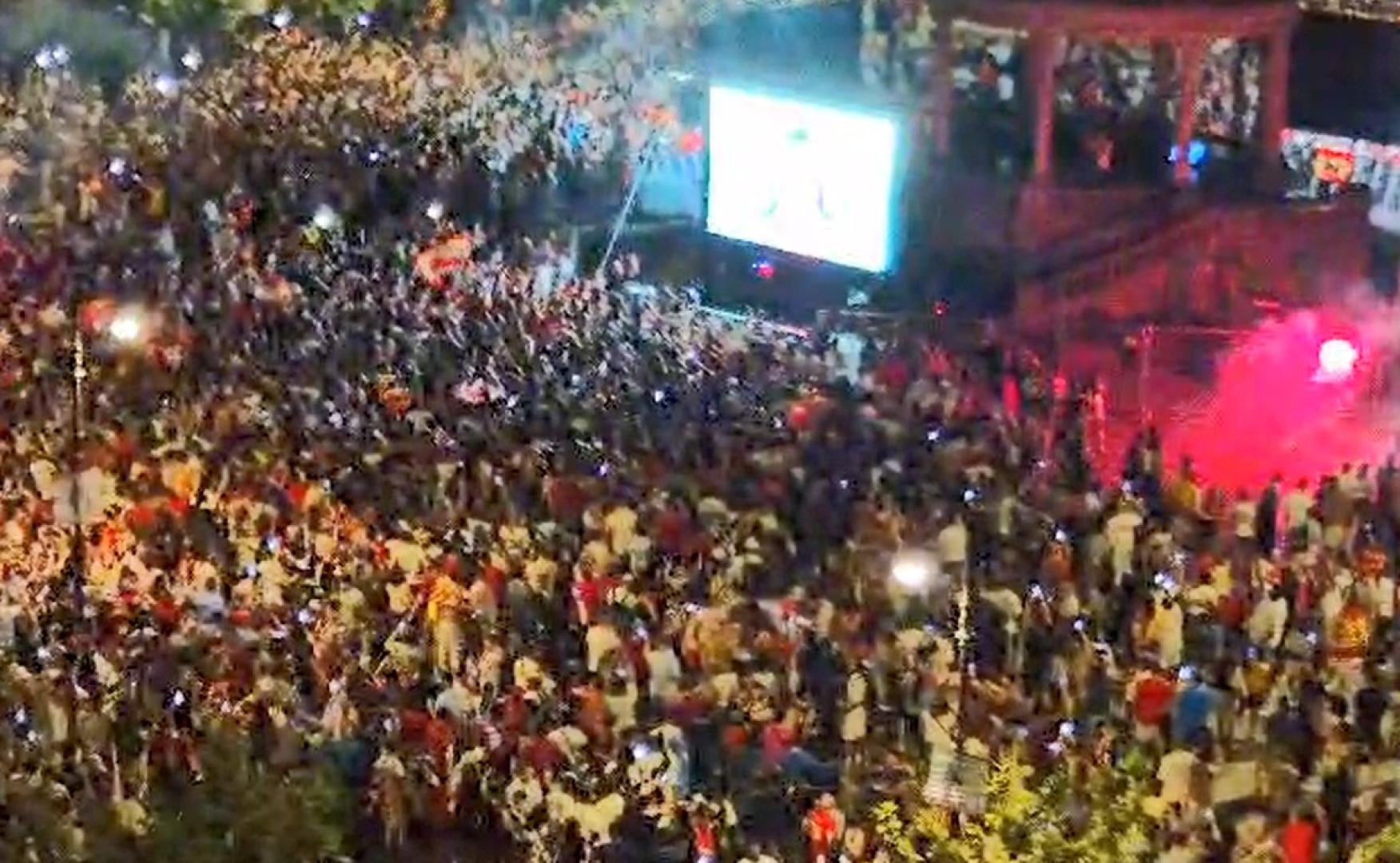 Vídeo: El pitido final en la plaza del Castillo desata la locura
