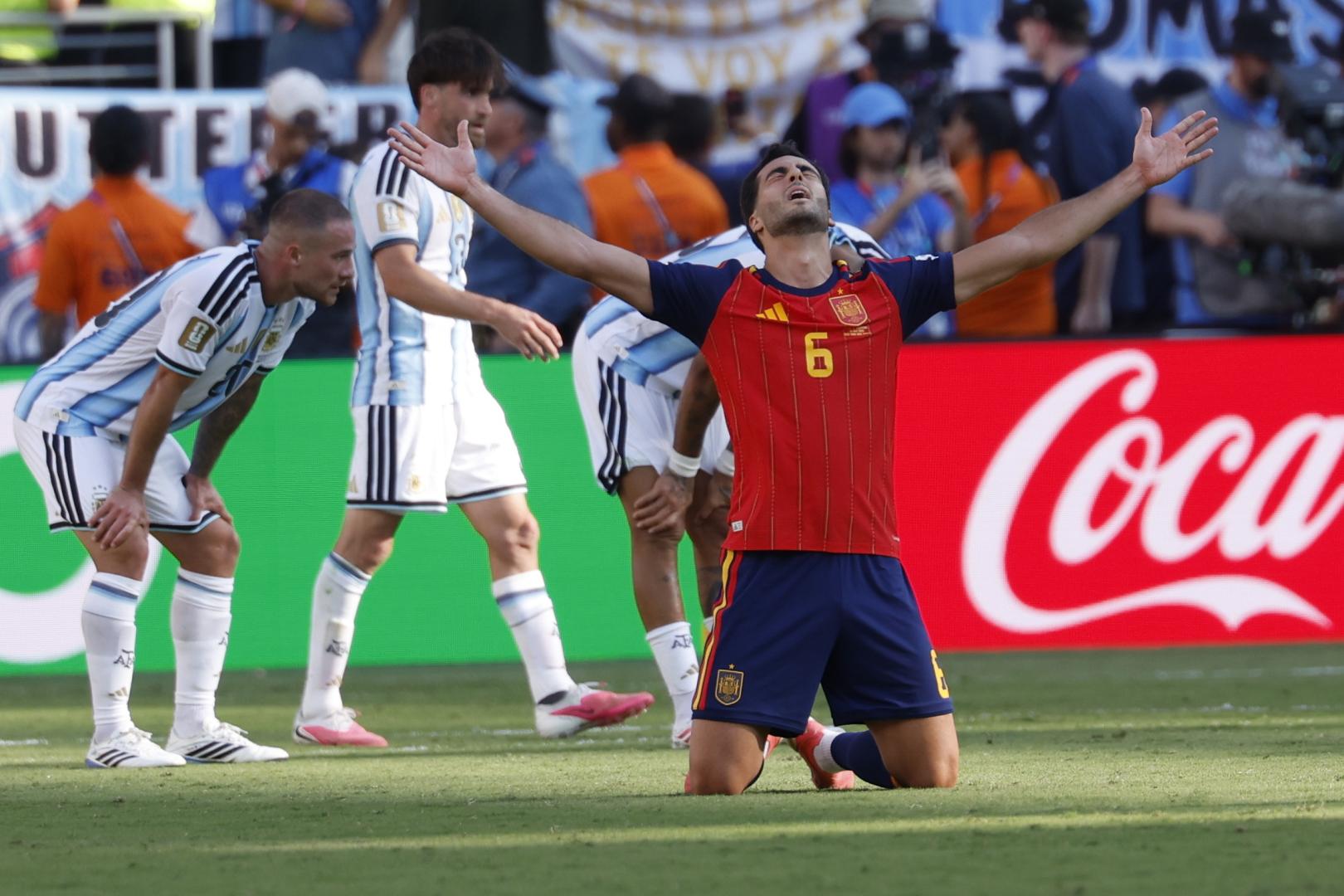 Mikel Merino mira al cielo para celebrar el título del Mundial
