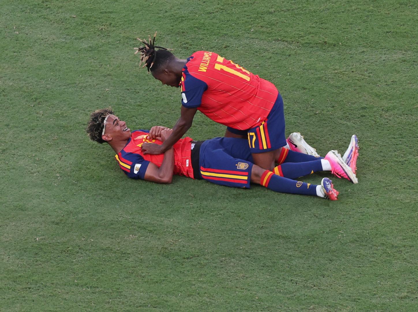 Nico Williams felicita a Lamine Yamal