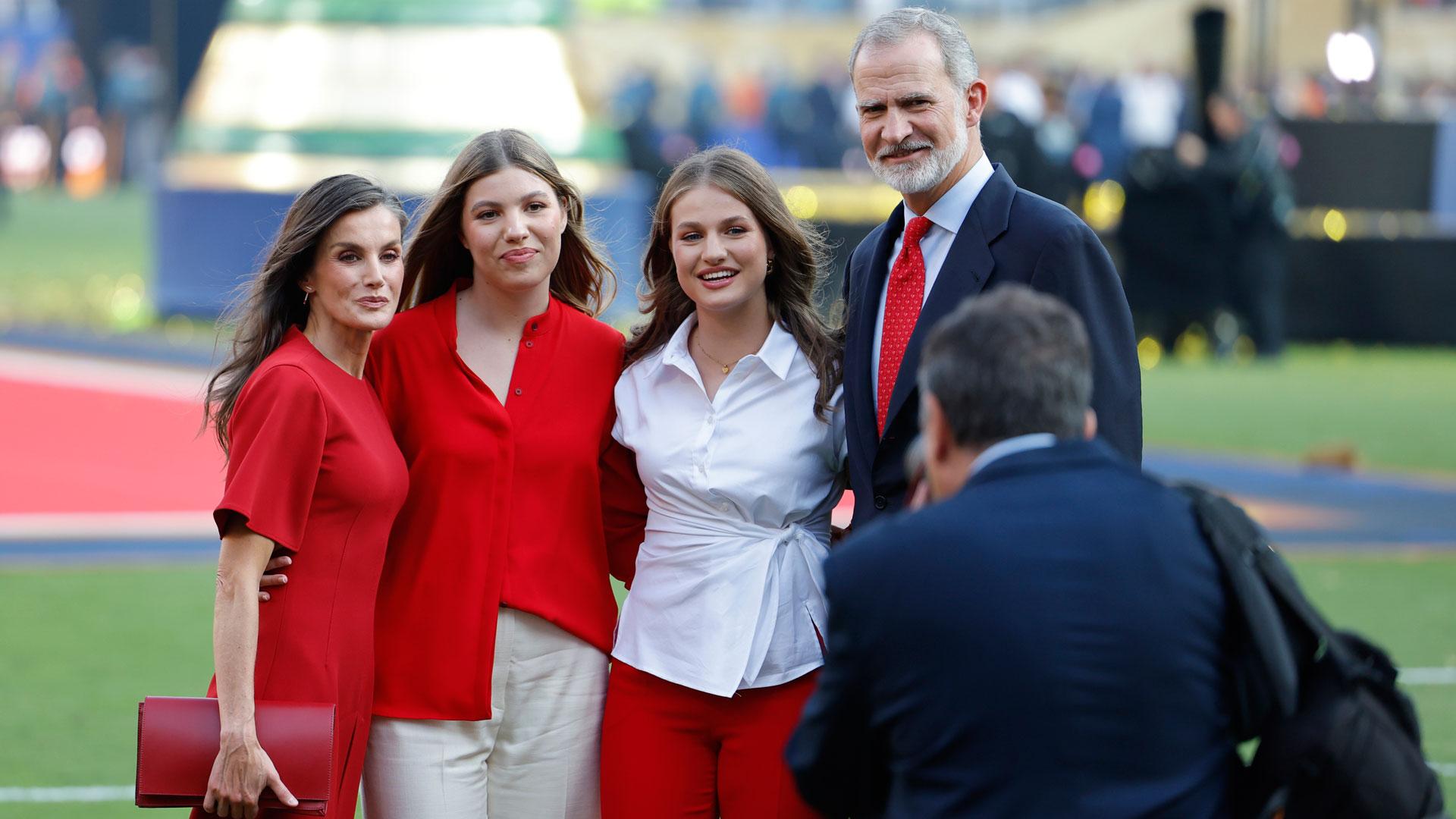 El rey Felipe VI, la reina Letizia, la princesa Leonor y la infanta Sofía posan en el campo tras la final del Mundial 2026 que ganó España a Argentina
