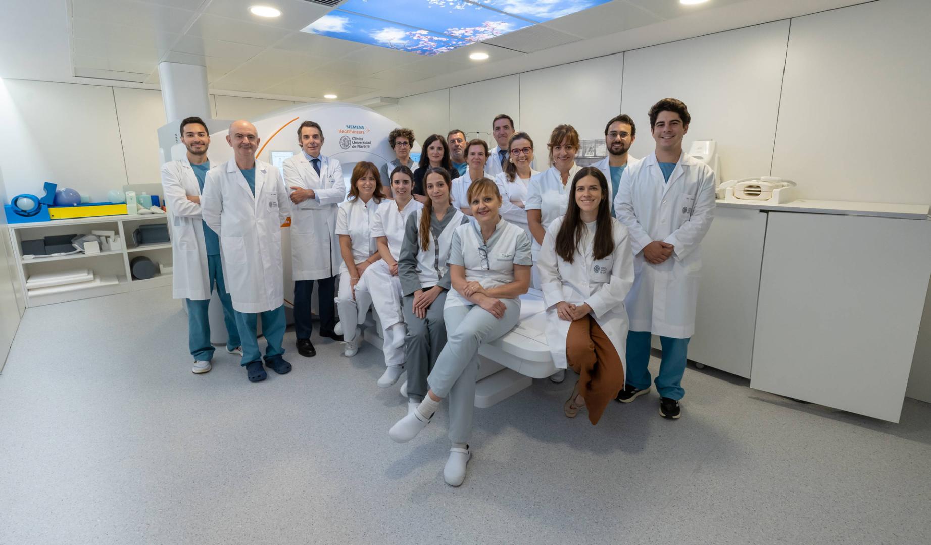 Profesionales del Servicio de Radiología de la Clínica Universidad de Navarra con la nueva resonancia magnética instalada en la sede de Pamplona.