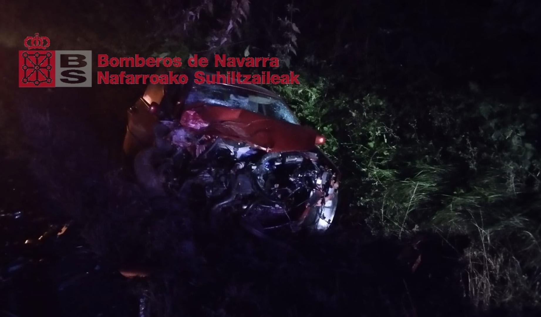 El coche quedó fuera de la vía y su conductor salió del vehículo por su propio pie.