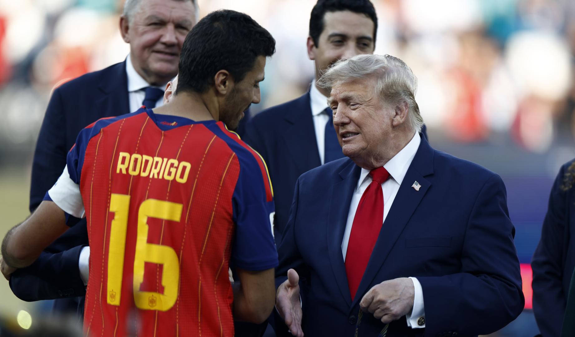 Donald Trump saluda a Rodri tras la victoria española