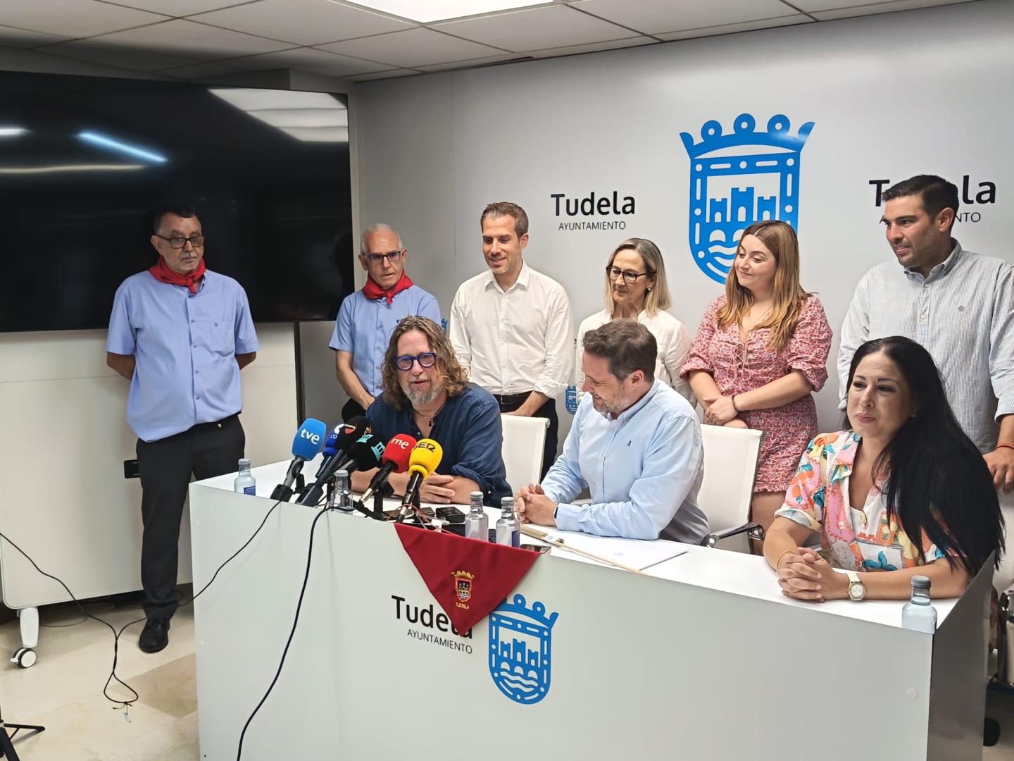 Diego Ramírez, sentado a la izquierda