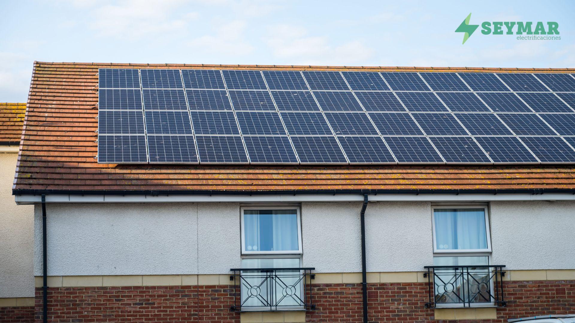 Instalación fotovoltaica en la cubierta de un edificio