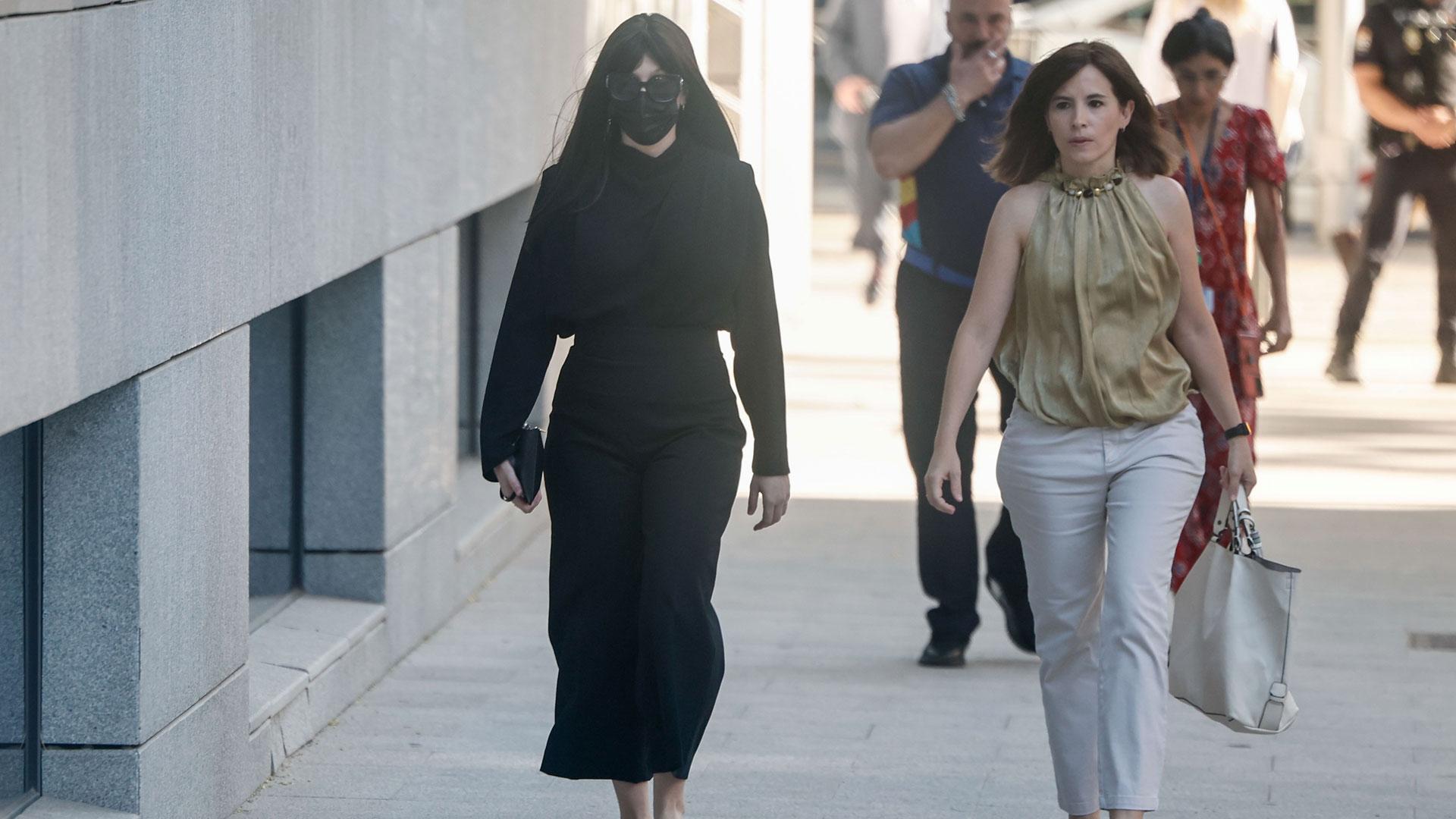 Jéssica Rodríguez (i), expareja del ministro José Luis Ábalos, llega este lunes a la Audiencia Nacional para ser interrogada como imputada en el 'caso Koldo'