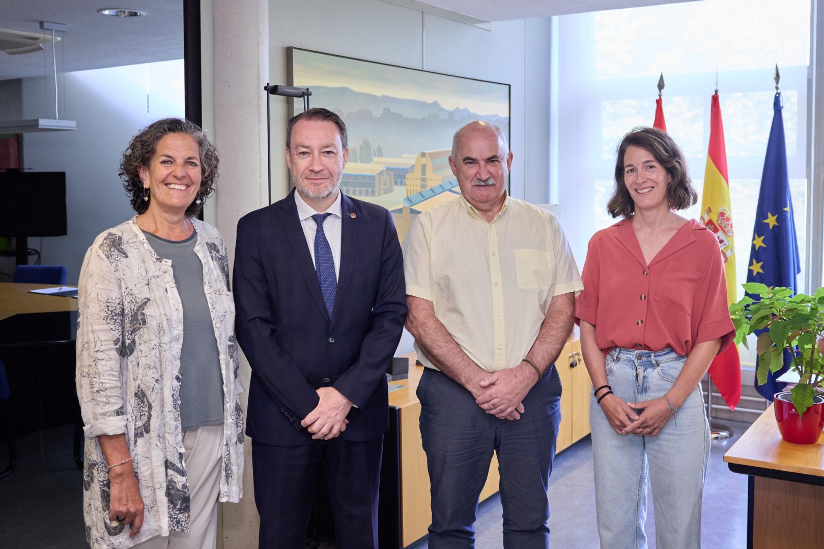 De izquierda a derecha: Itziar Gómez, directora gerente de la sociedad pública medioambiental Orekan; Ramón Gonzalo, rector de la UPNA; Jose Mª Aierdi, consejero de Desarrollo Rural y Medio Ambiente; y Eva Sevigné, técnica de Economía Circular de Orekan
