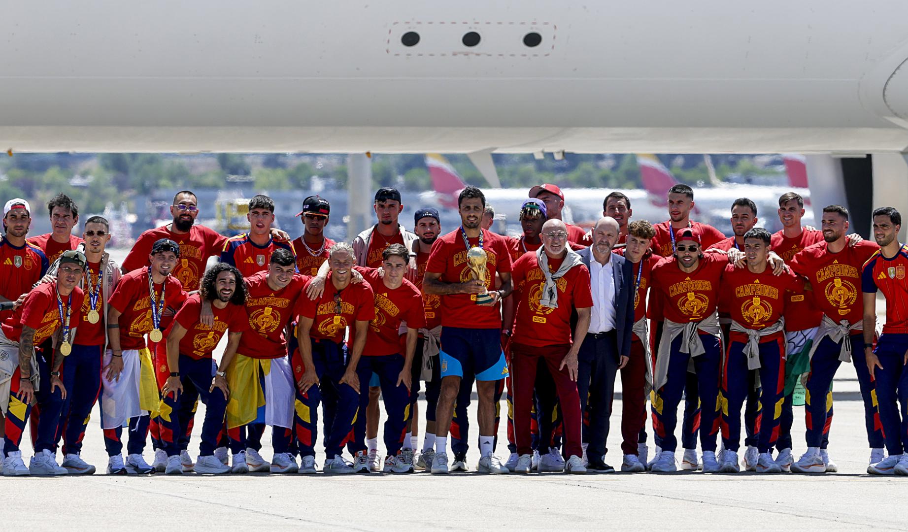 La selección española de fútbol aterrizó este lunes a las 14:25 horas en la terminal 4 del aeropuerto de Madrid Barajas-Adolfo Suárez