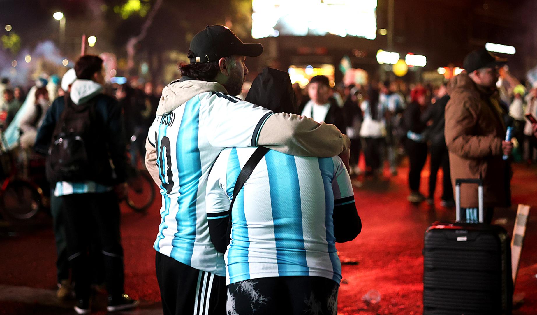 Aficionados argentinos reaccionan tras la derrota de su selección ante España en la final del Mundial de la FIFA 2026 este domingo, en Buenos Aires