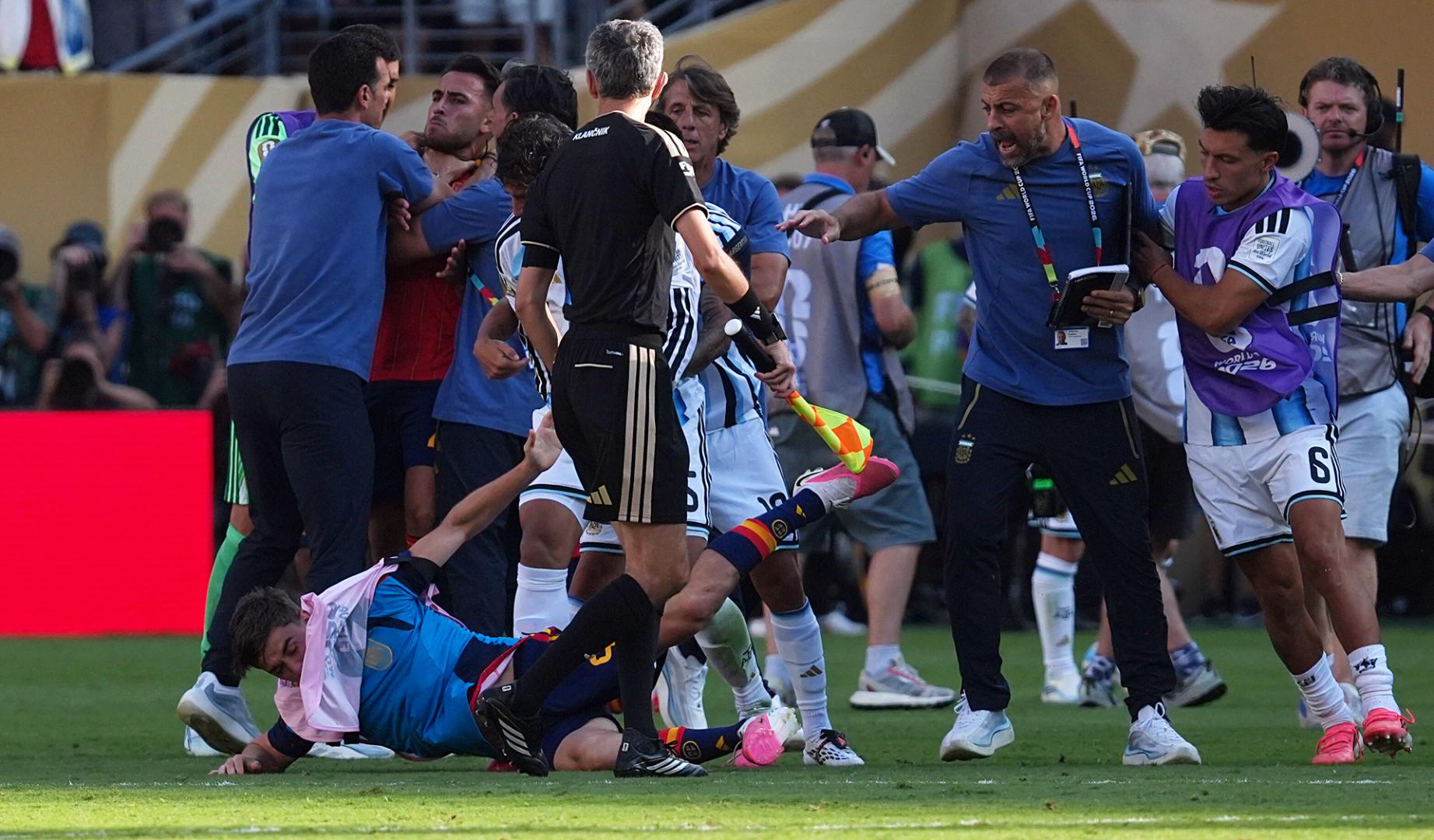 Leandro Paredes (i-atrás) de Argentina empuja a Gavi (i-abajo) de España al finalizar el partido de la final del Mundial