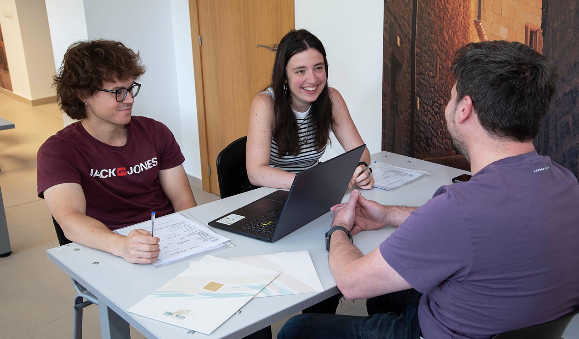 Imagen de una de las reuniones de asesoramiento con un posible emprendedor en el Consorcio
