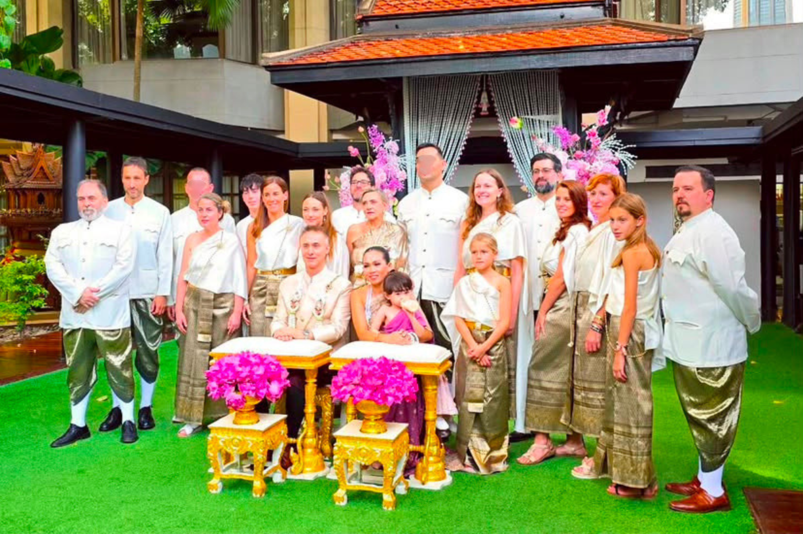 Familiares y amigos de Patxi Frago Iribarren y Jinnie posan con vestimenta tradicional tailandesa durante la ceremonia de su boda, celebrada en Bangkok.