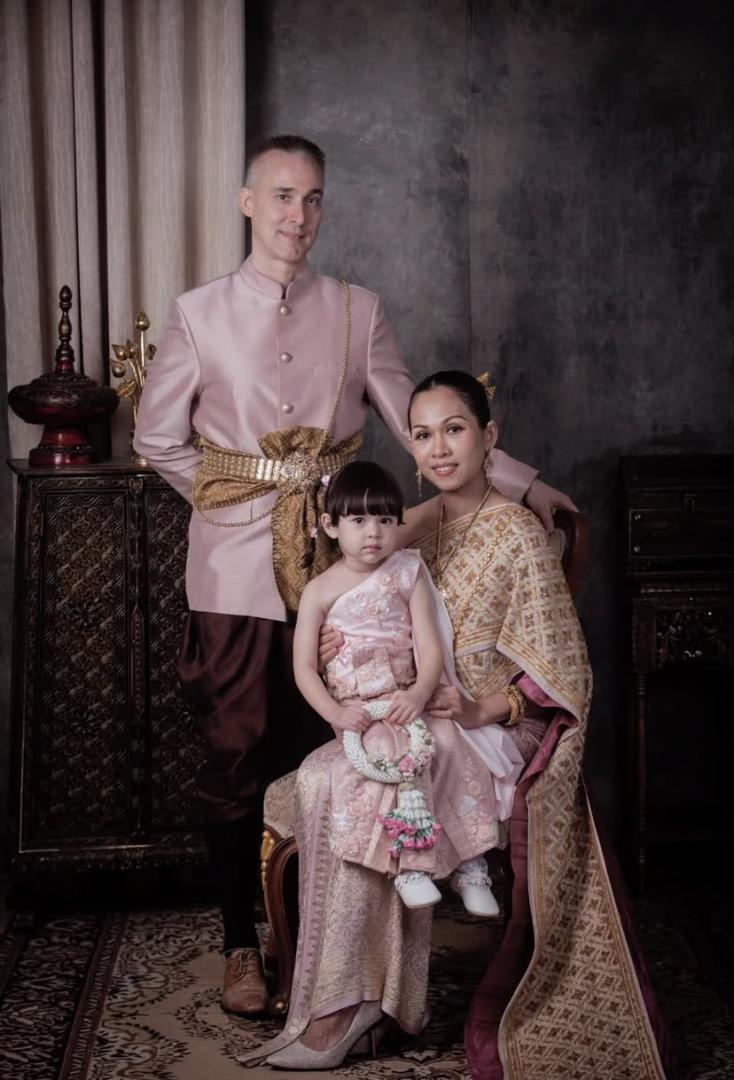 Patxi Frago Iribarren, Jinnie y su hija posan con trajes tradicionales tailandeses en un retrato familiar realizado con motivo de su boda en Bangkok.
