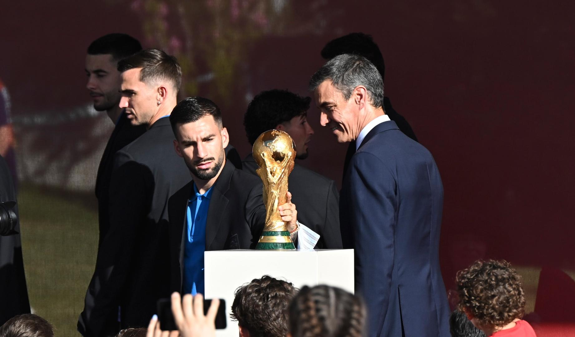 El presidente del Gobierno, Pedro Sánchez (d), recibe a los jugadores de la selección española este lunes en el Palacio de la Moncloa