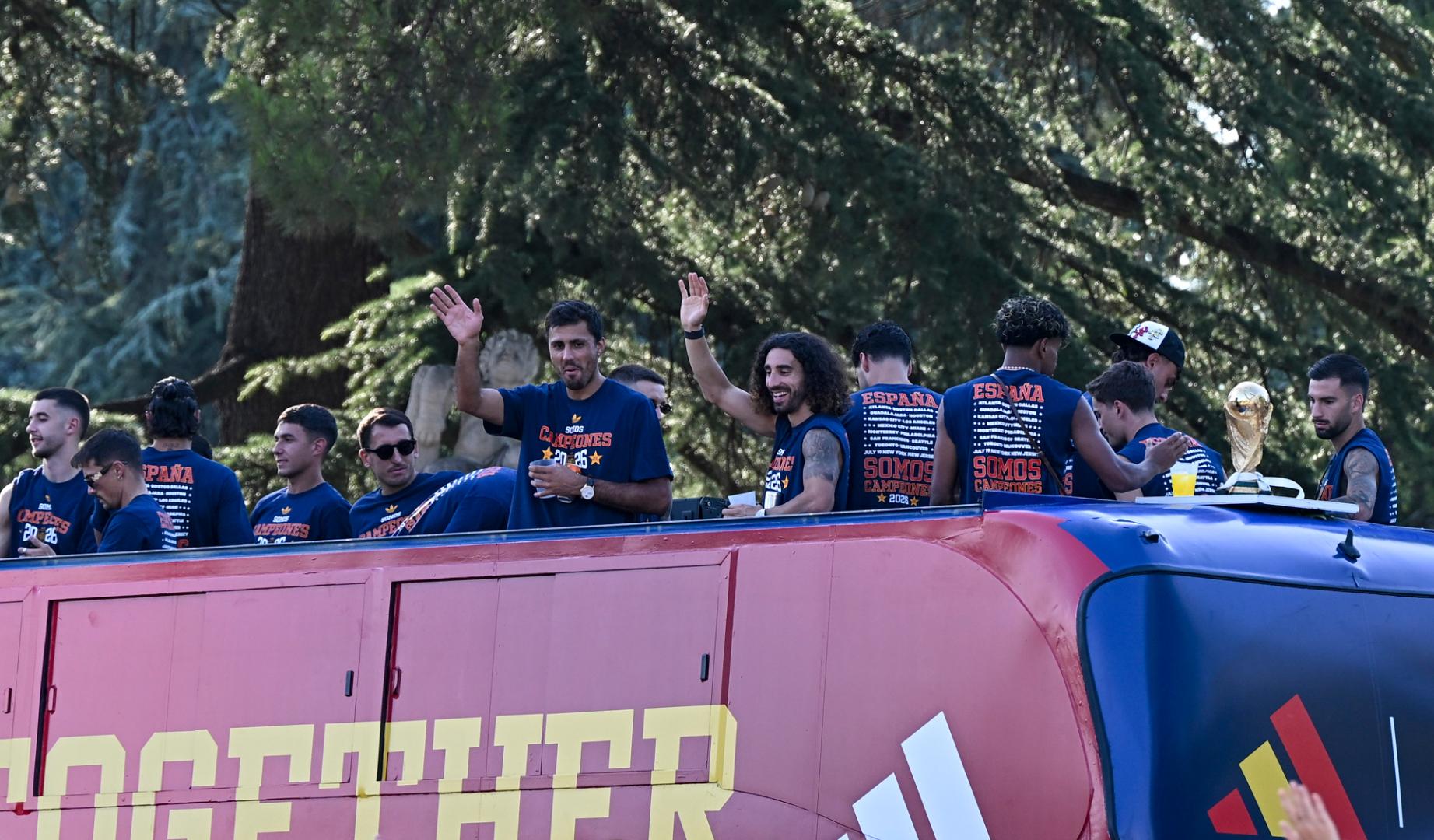 Los jugadores de la selección española recorren este lunes las calles de Madrid