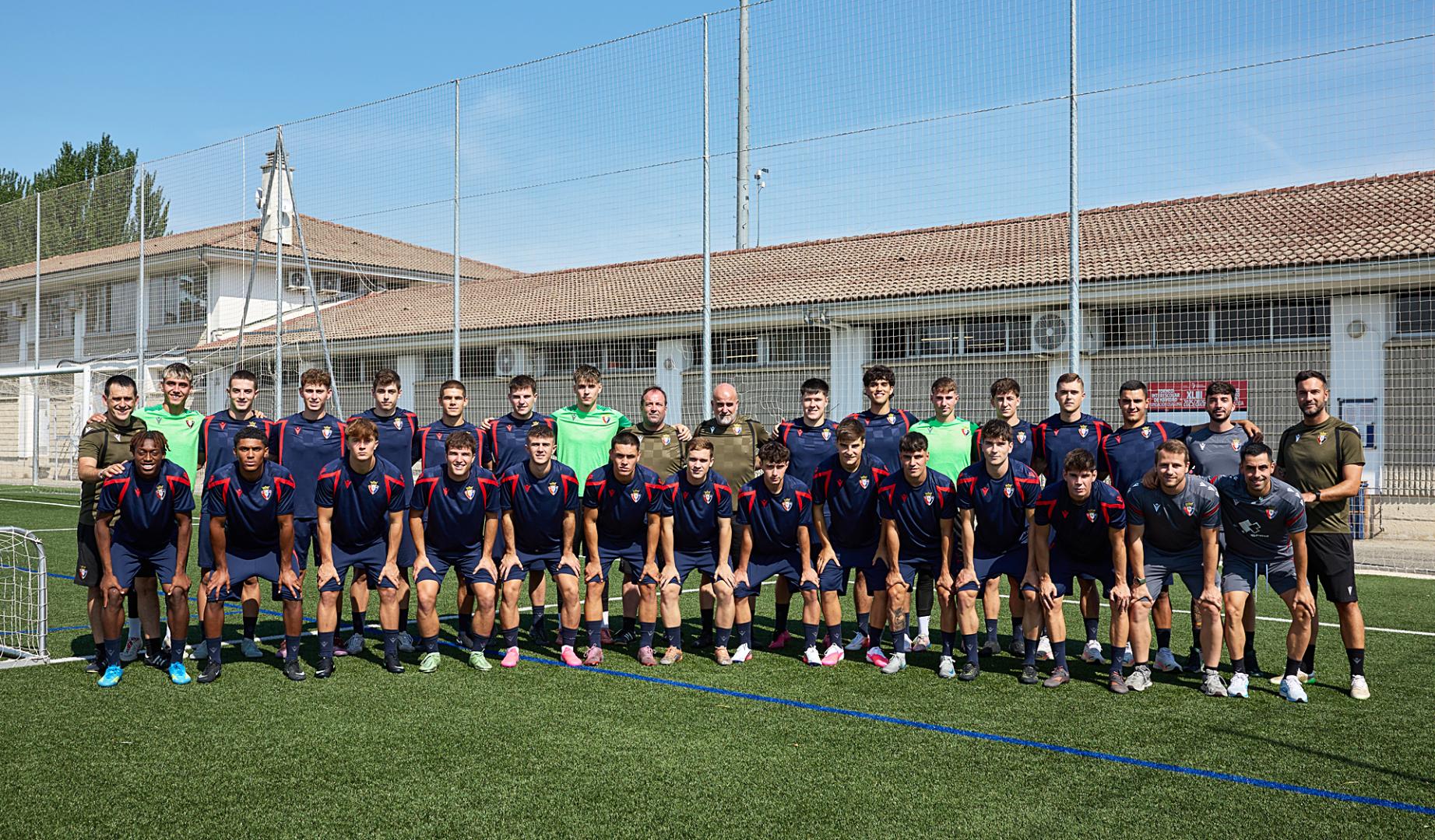 Cuerpo técnico y futbolistas de Osasuna Promesas el primer día de trabajo