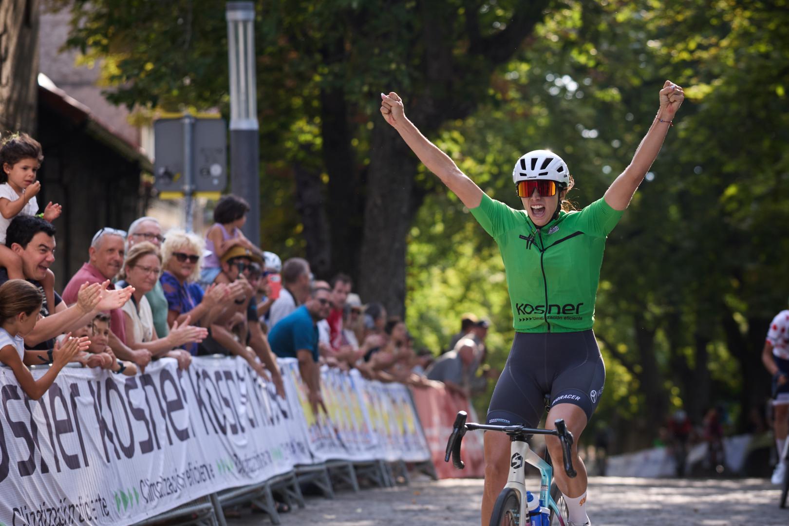 La ciclista argentina Julieta Benedetti (Toyota Valencia) levanta los brazos en la meta de la última y tercera etapa de la Vuelta a Pamplona en la zona del Redín