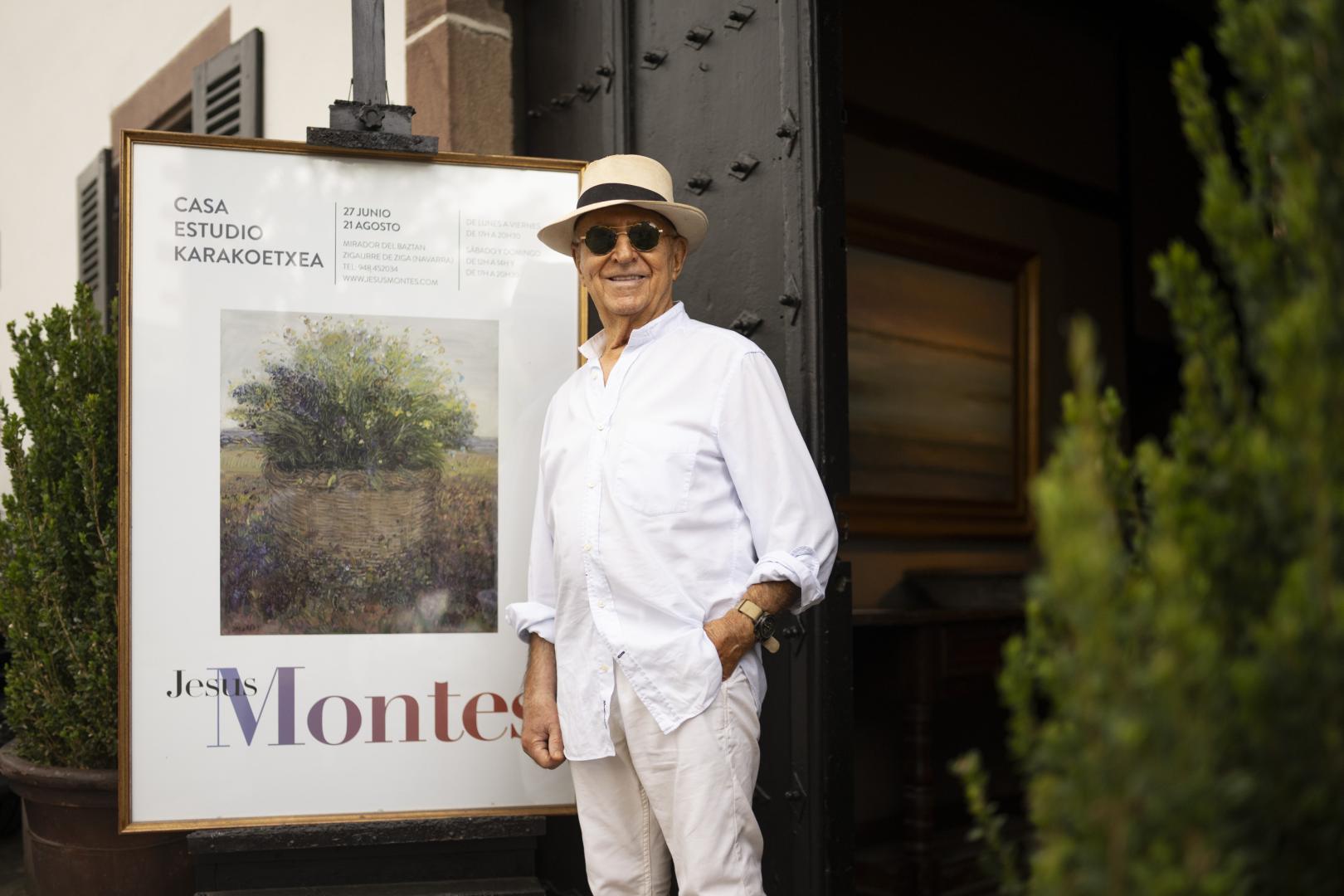 Jesús Montes a la puerta de su casa, donde presenta una exposición con sus obras hasta el próximo 21 de agosto