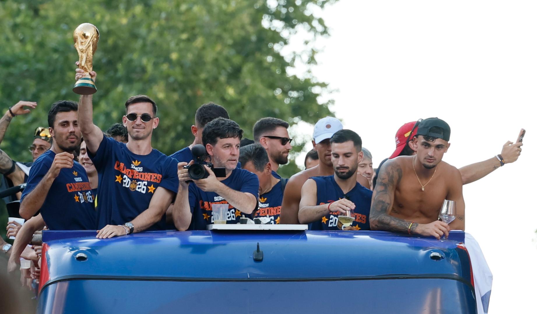Los jugadores de la selección española a su paso por la calle Princesa de Madrid