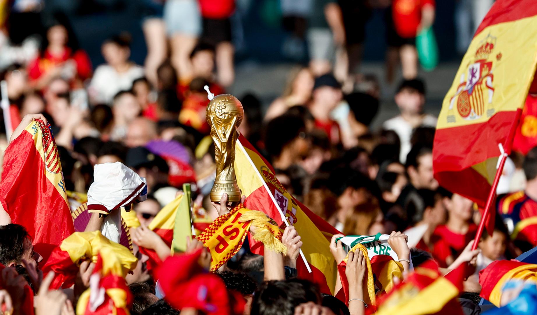 Cientos de aficionados españoles abarrotan la plaza de Cibeles mientras aguardan la llegada de la selección española