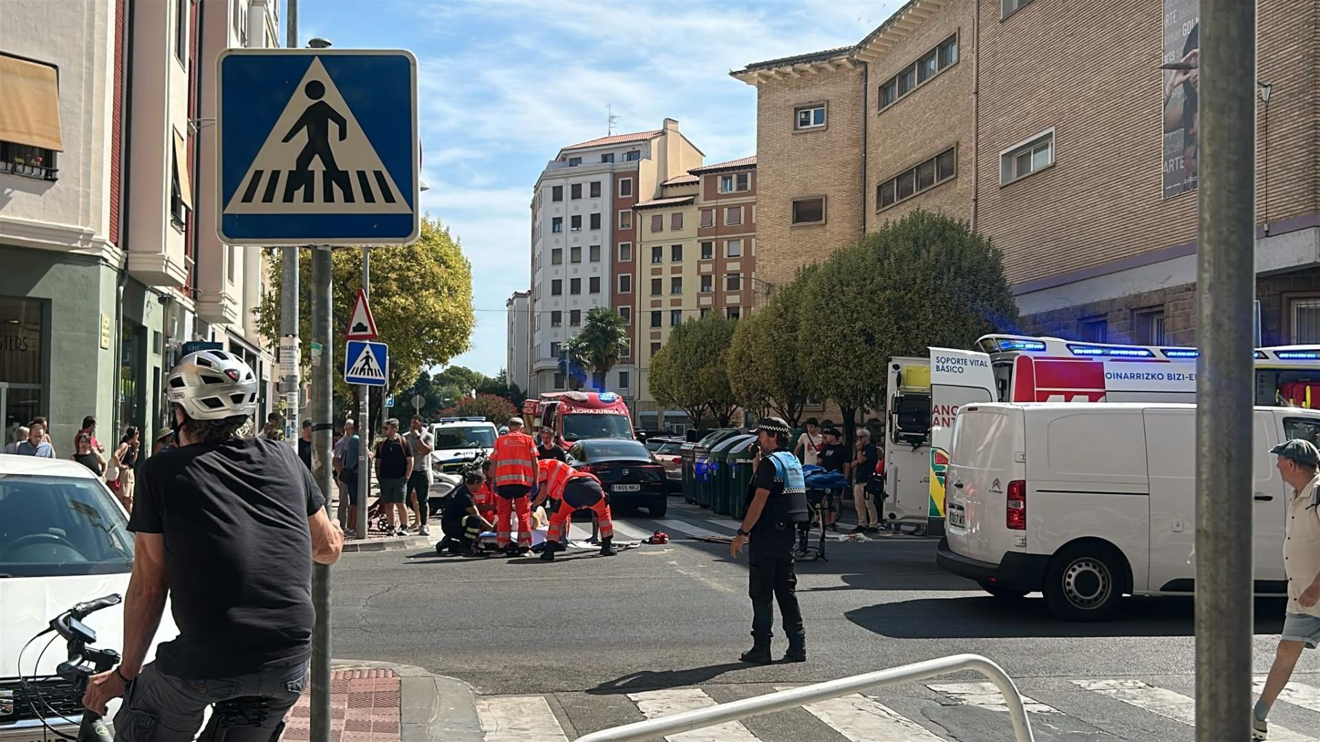 Sanitarios y policías atienden a la mujer atropellada