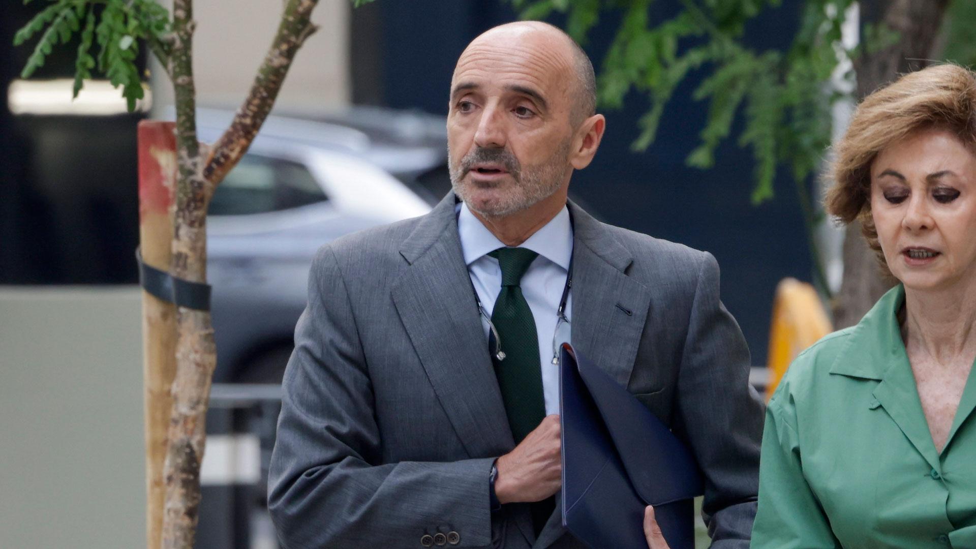 El empresario Julio Martínez Martínez, uno de los principales investigados en el caso Plus Ultra, junto a su abogada María Dolores Márquez del Prado, a su llegada este martes a la Audiencia Nacional