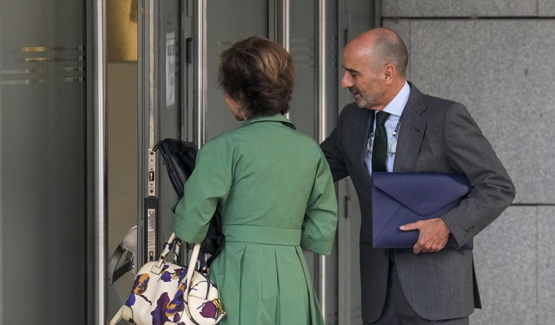 El empresario Julio Martínez Martínez, acompañado por su abogada María Dolores Márquez del Prado, a su llegada este martes a la Audiencia Nacional