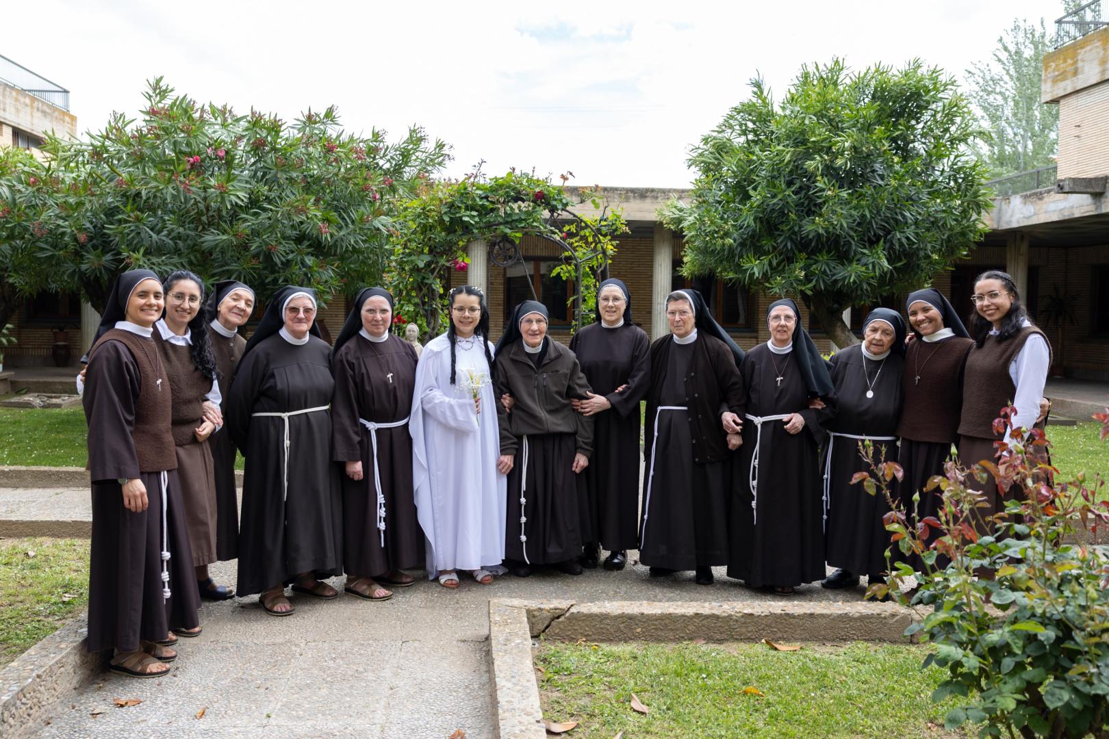 A: BLANCA ALDANONDO F: 14/05/2026 P: LAS HERMANAS DEL MONASTERIO JUNTO A LA MADRE FEDERAL, DE IZDA. A DCHA.; JUANA ARIAS MEJIA, TATIANA CRISTANCHO SANTANA, Mª SAGRARIO DUQUE ALONSO, ANGELES BALDA MARTINICORENA, PILAR BILBAO UNAMUNZAGA, DARLY CERON JOSA, Mª SOLEDAD ERANSUS LECUMBERRI, CARMEN SEVILLANO VALENCIA, Mª CARMEN ELCID RODRIGO, Mª TERESA ECHEVARRIA IZA, MARIA JAVIER SOTO (MADRE FEDERAL), LIZ ROMERO CONTRERAS Y CATALINA PERDOMO MANRIQUE L: TUDELA T: TOMA DE HABITOS DE DARLY. CONVENTO DE SANTA CLARA. MONASTERIO DE LAS CLARISAS